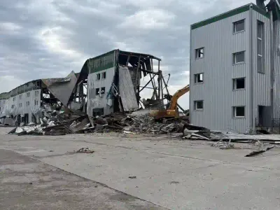 Демонтаж промышленного здания после удара беспилотников